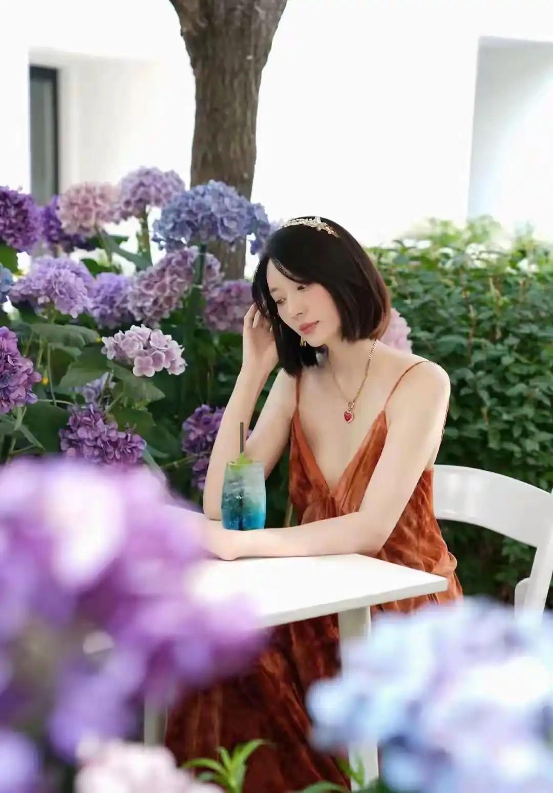 人在什么情况下才能大彻大悟夏日午后，花丛中的优雅时光🌸🍹真的是太漂亮了