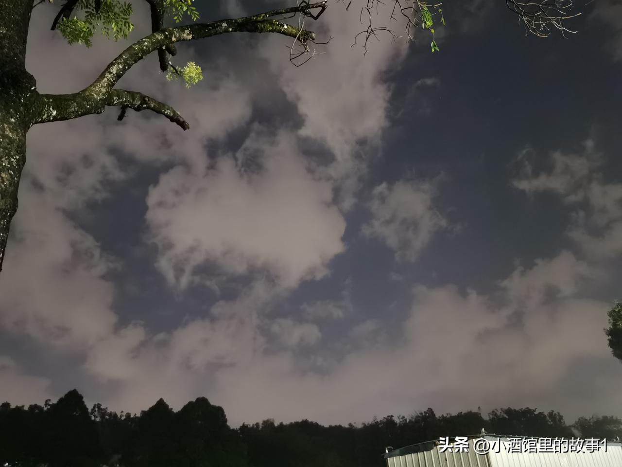 今天天气不算太好，但是很凉快。
这边的天气因为属于热带，因此常年温热潮湿，通常上