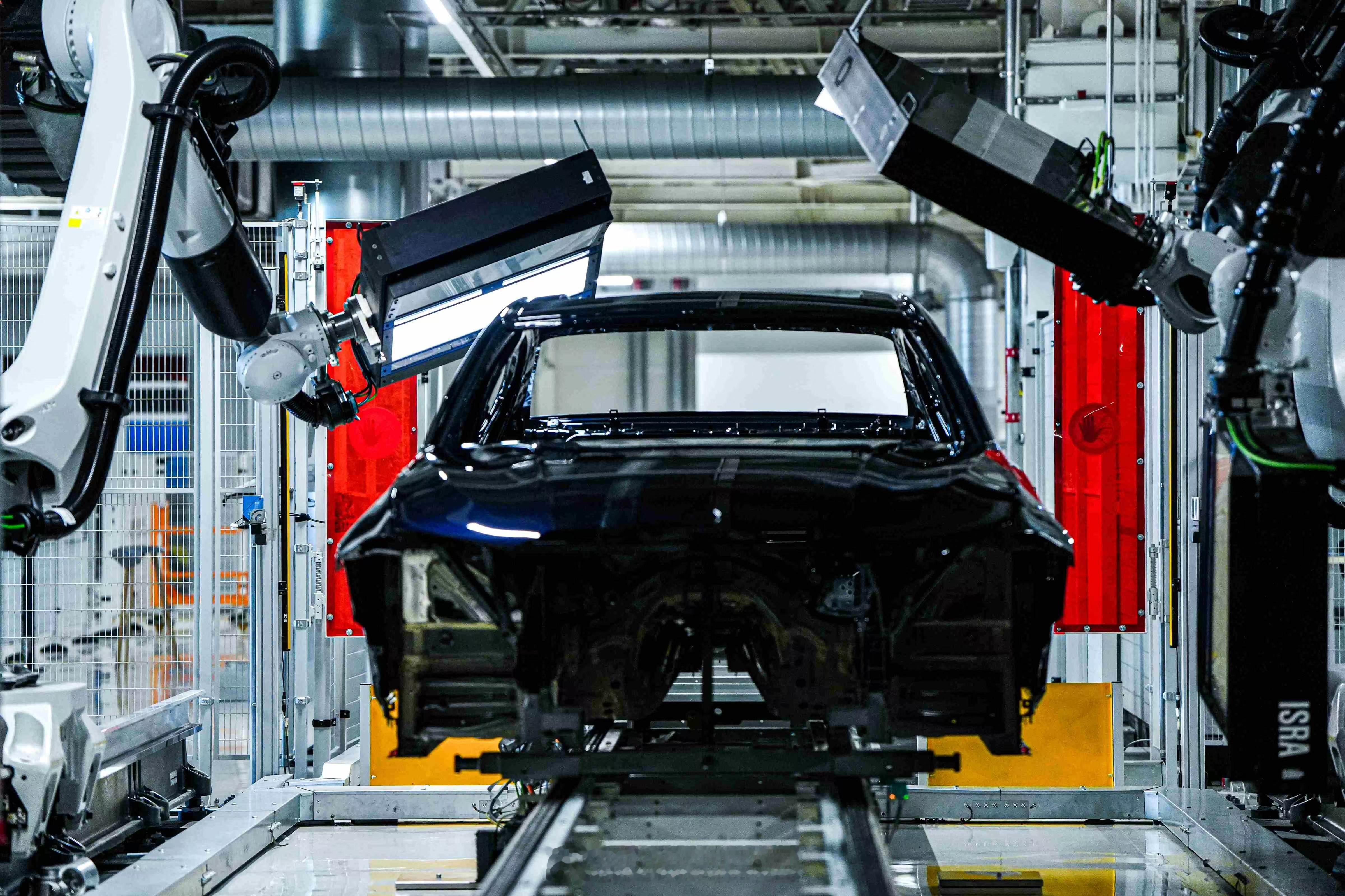 全新BMW X3来了……这是华晨宝马铁西工厂里达厂区的全新宝马X3，标志着这款最