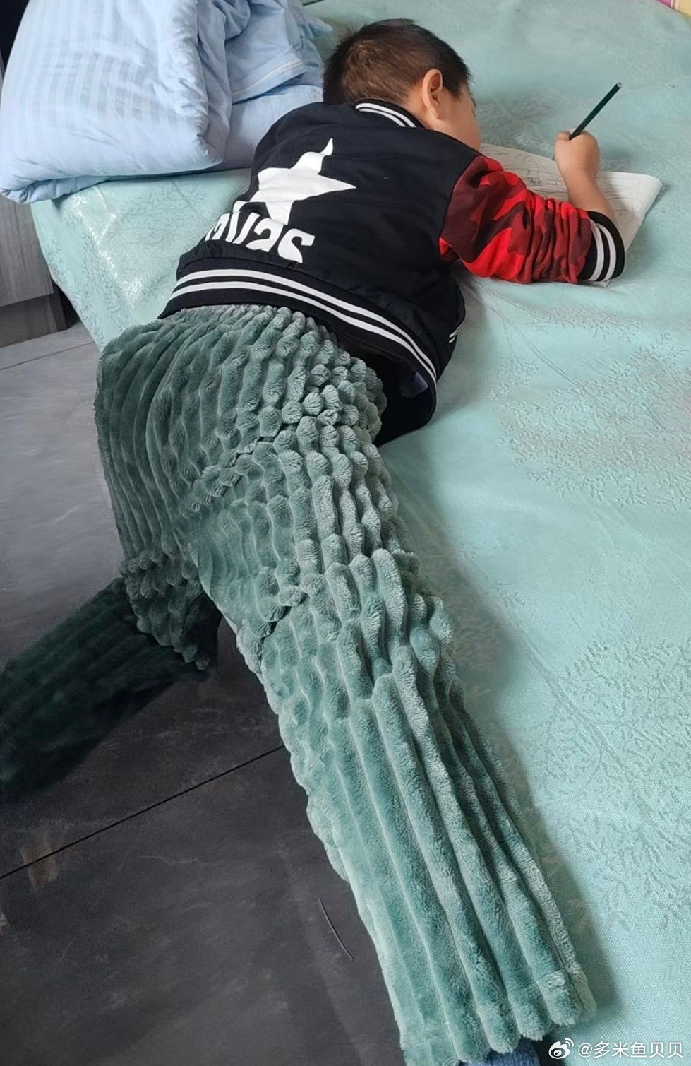 这是什么新型的做作业姿势 