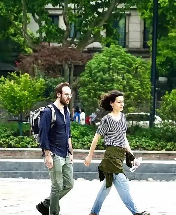 成都宽窄巷子，俩外籍游客吃饱喝足抹嘴就走，被店主拦下要钱时，不仅两手一摊装听不懂