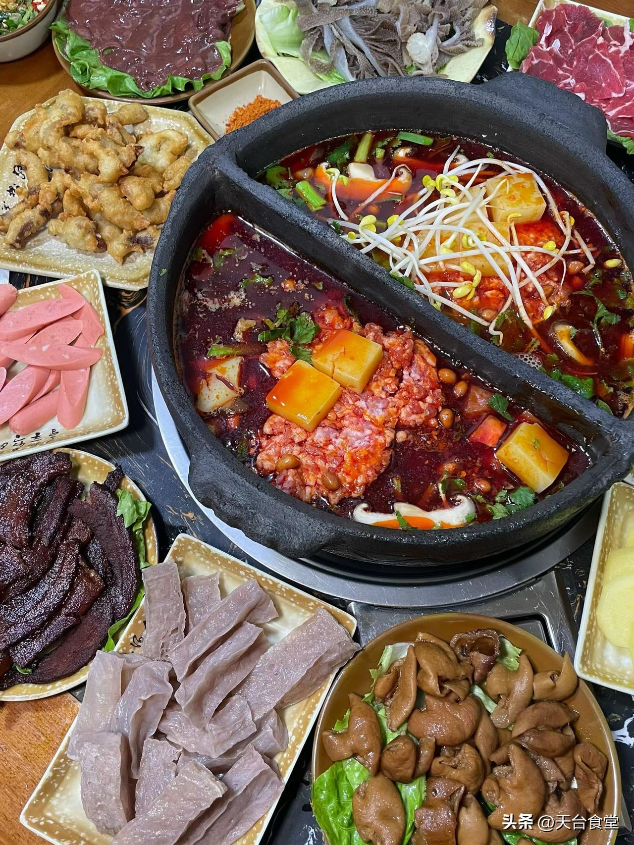 安顺夺夺粉，就是用米豆腐和各种食材丢进火锅里煮，米豆腐本身弹弹的，煮了会软烂，不