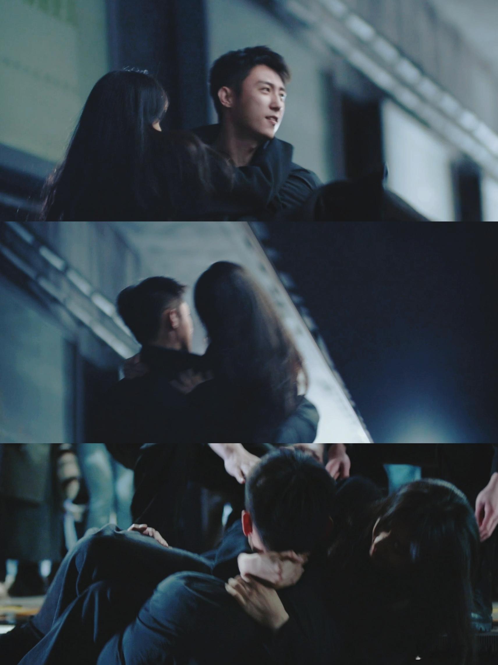 冬至男主跳入轨道救女主  轨道之下，是江成屹无畏的身影，他用行动证明了爱的力量。