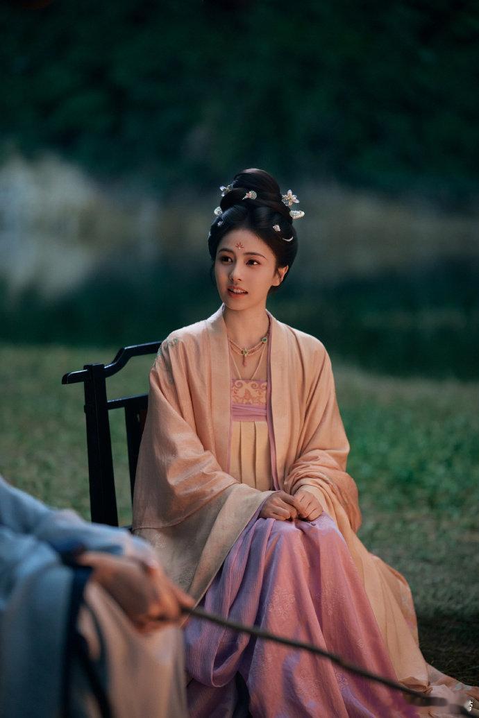 白鹿莫离口碑 追完更新真心觉得这部剧很不错，剧情节奏在线，权谋故事很有看点。白鹿