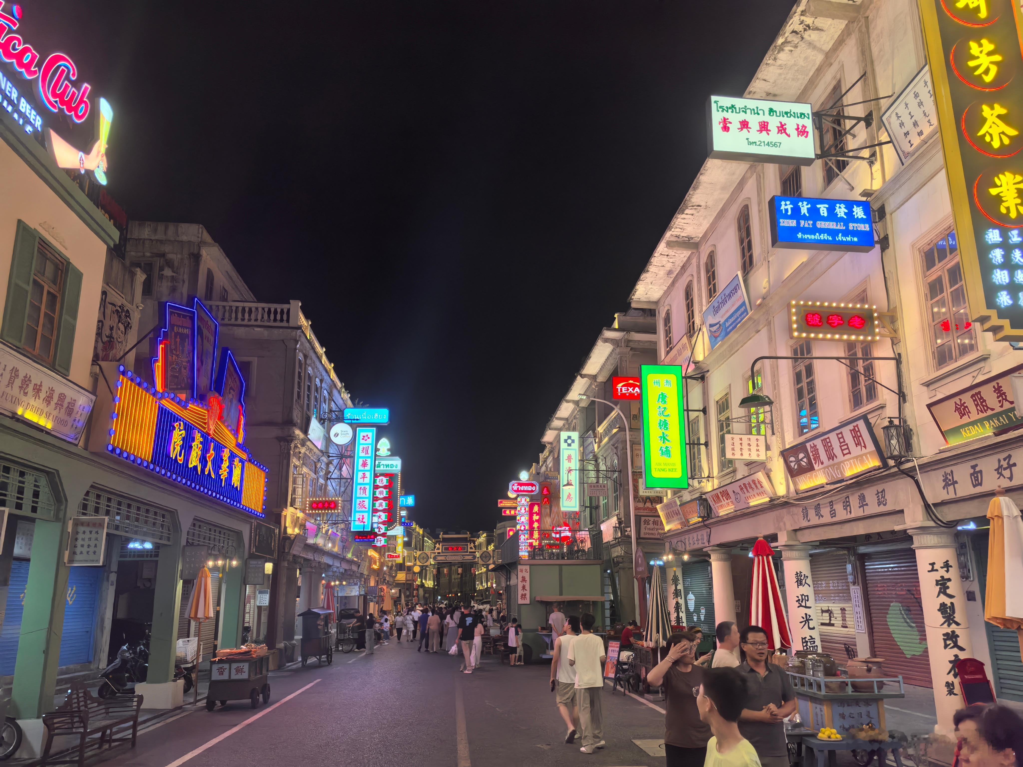 回汕头报复社会两天，小公园一带依然热闹。 