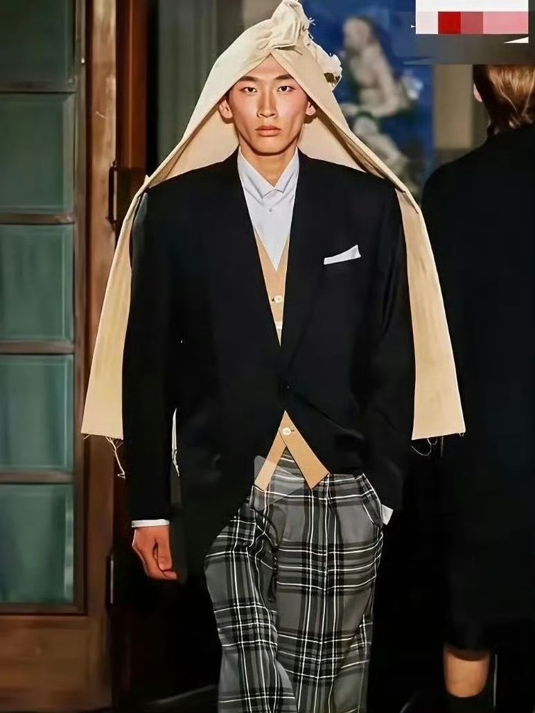 我打赌，巴黎世家的这个头巾，在中国一个也卖不出去。 