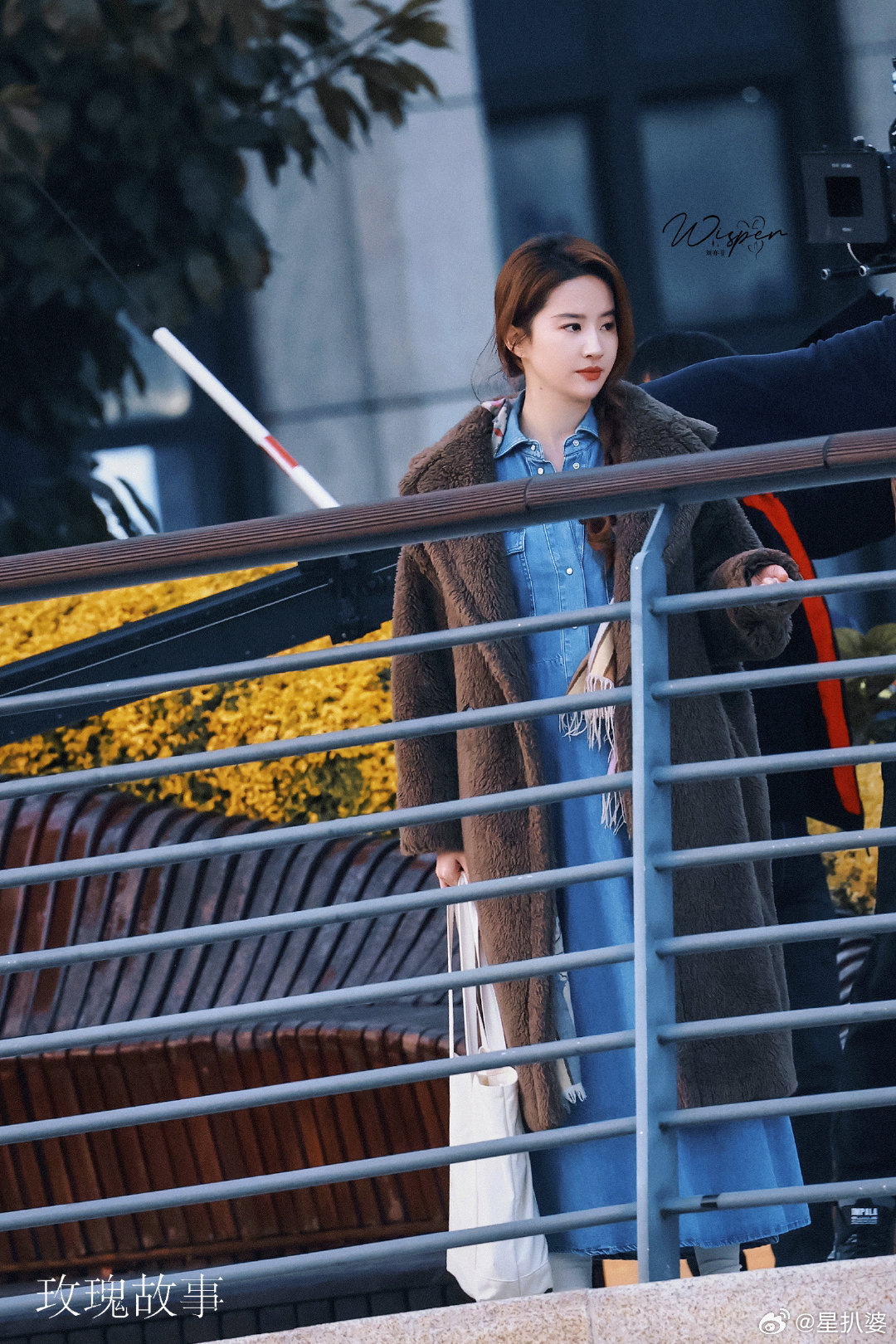 #刘亦菲新剧捧花杀青照#《玫瑰故事》终于杀青啦，好期待神仙姐姐在新剧里的表现啊，