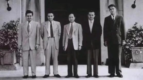 这是钱学森在美国时的照片。
站在一群深眼窝、高鼻子的外国人中间，钱学森妥妥地C位