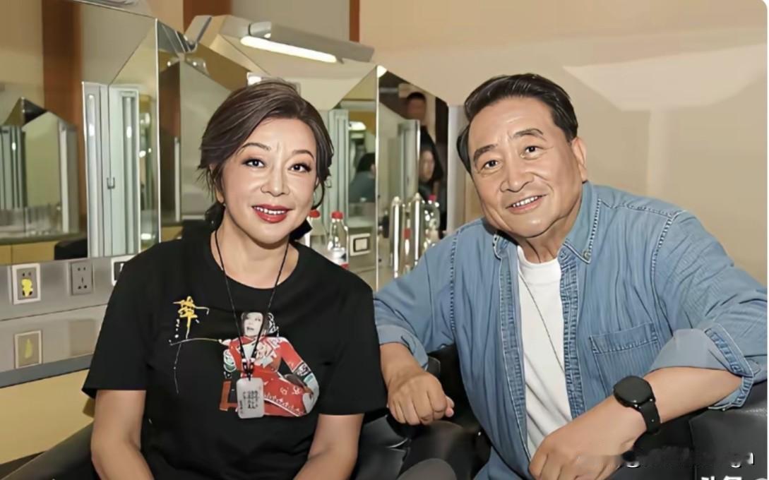 看到这张合照，一下子就勾起了回忆，让人想起1986年春晚他俩合唱的《刘海砍樵》。
