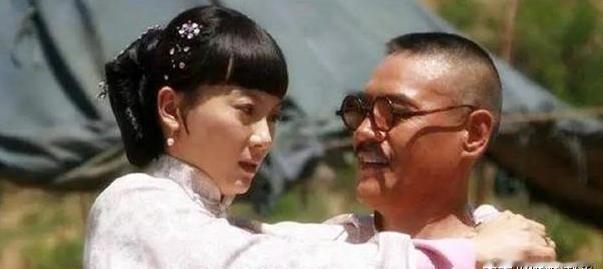 1974年，90岁的国民党高官杨森娶了17岁的张灵凤，新婚之夜，张灵凤握着杨森的