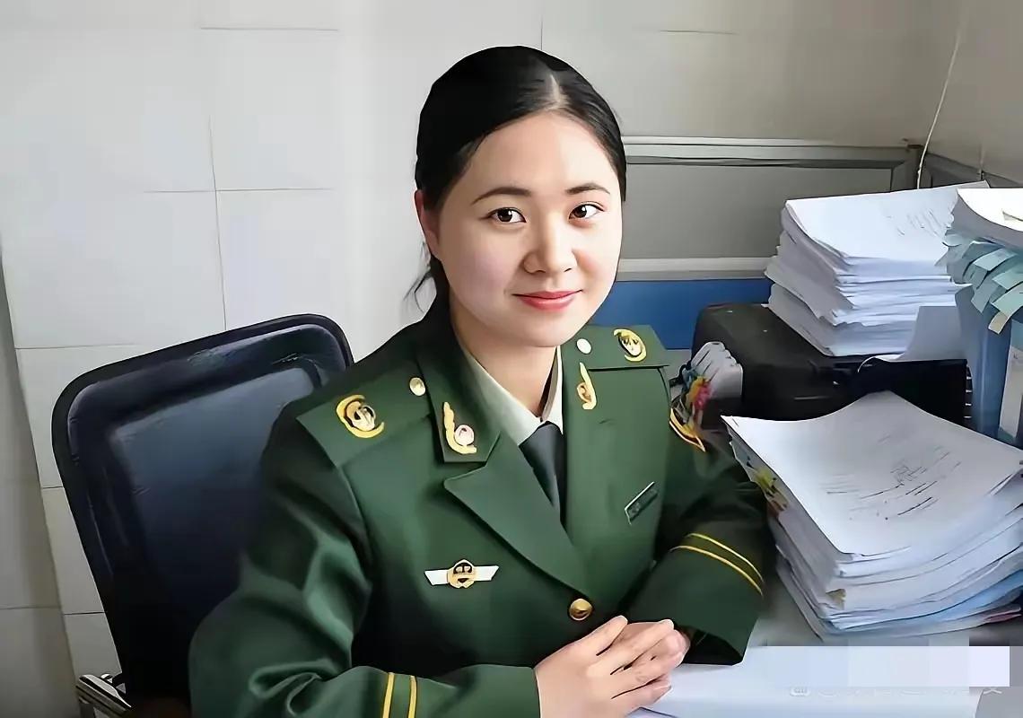 有没有体制内的朋友？本人见识短浅，看到这位女士的制服属实是看不懂了！这看着军装不