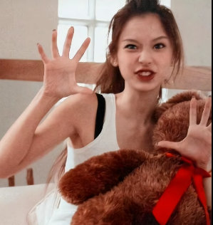 angelababy angelababy 像云追着风，不问所起；像雨贴着地，情