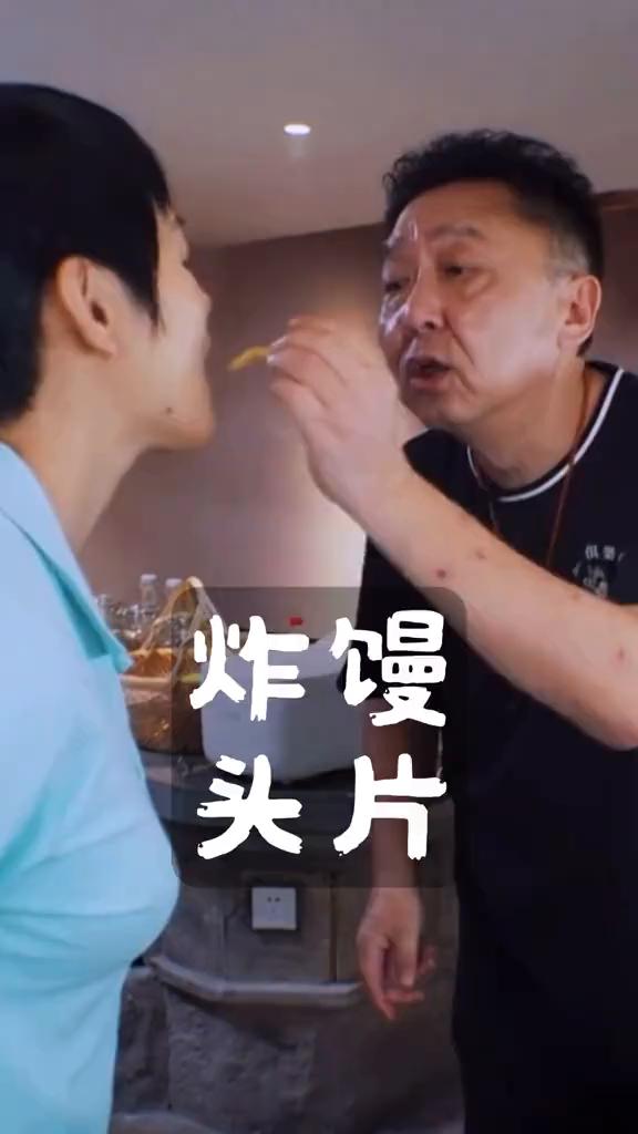 炸馒头片。
馒头最讲究的吃法是切片成绵，白糖抹上芝麻酱不说还撒上葱花。