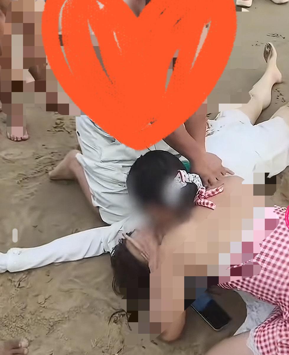 护士夫妻在海边游玩时遇落水女子，夫妻俩配合救人，用时4分钟将女子慢慢苏醒。夫妻俩
