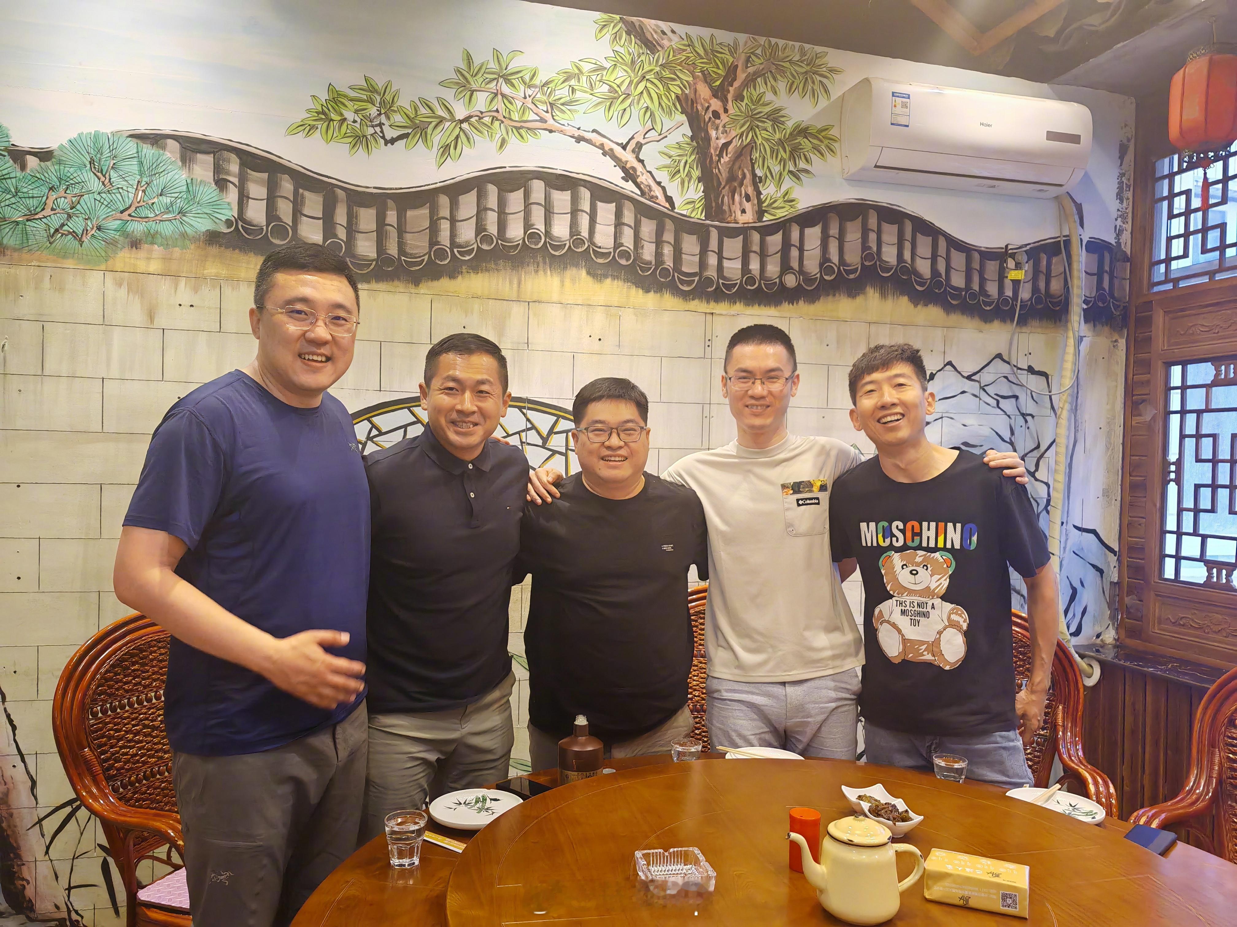 大学同学小聚，都混得挺好，开心！ ​​​