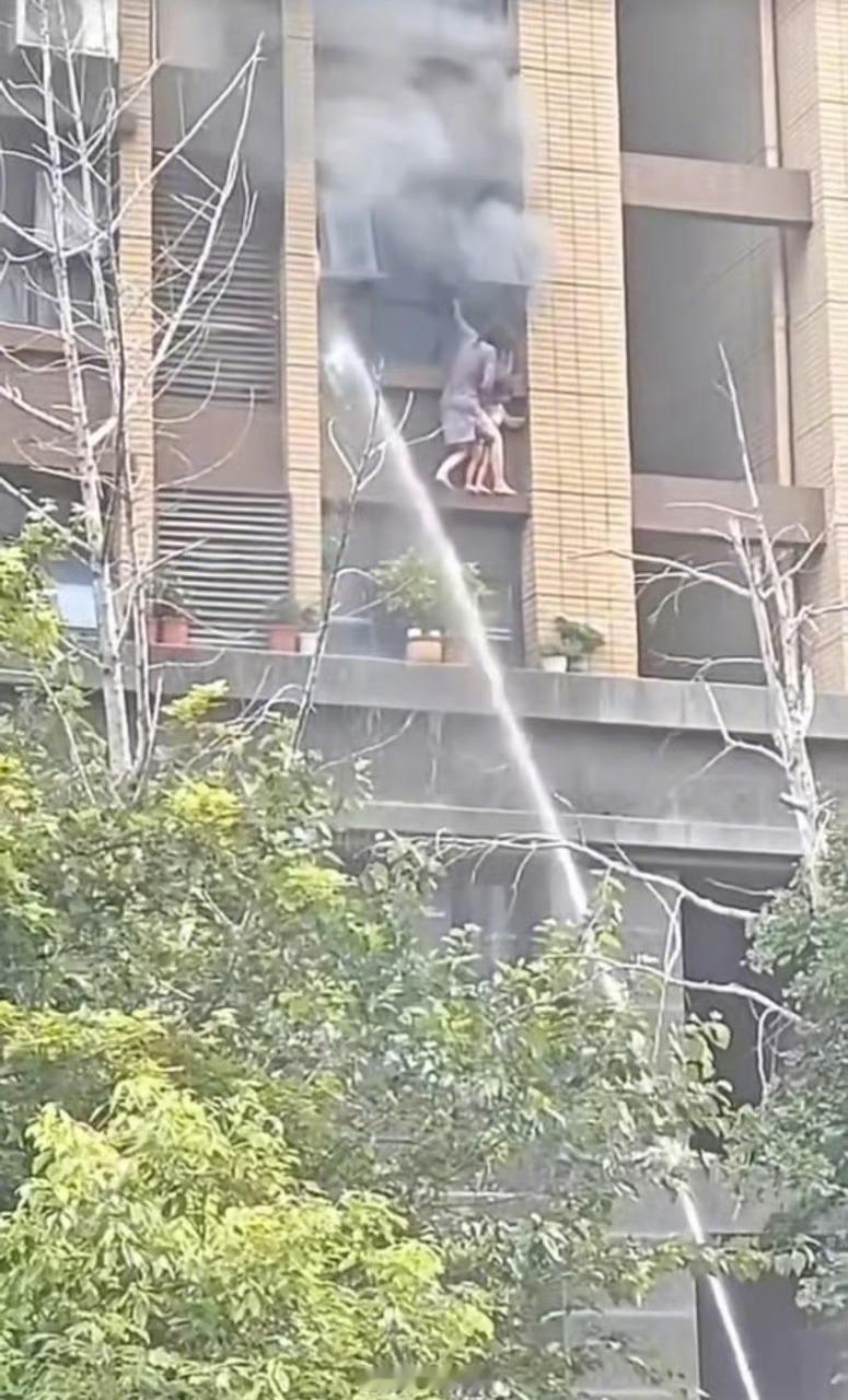 阿炜锐评 看到连云港火灾母女坠楼的新闻，心里像被狠狠揪了一下。那位母亲在窗外用身