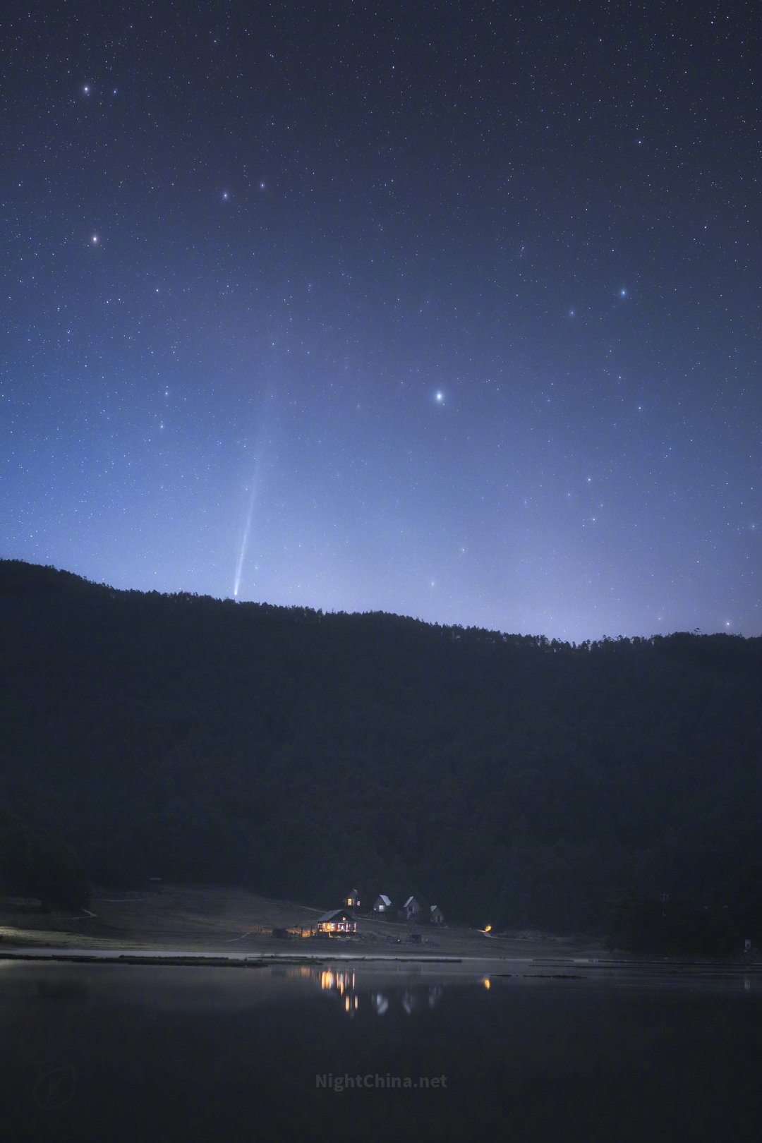 那一夜，本为彗星而来，云却悄悄铺了一层。担心很快化作惊喜，薄云里的冰晶把星光折了
