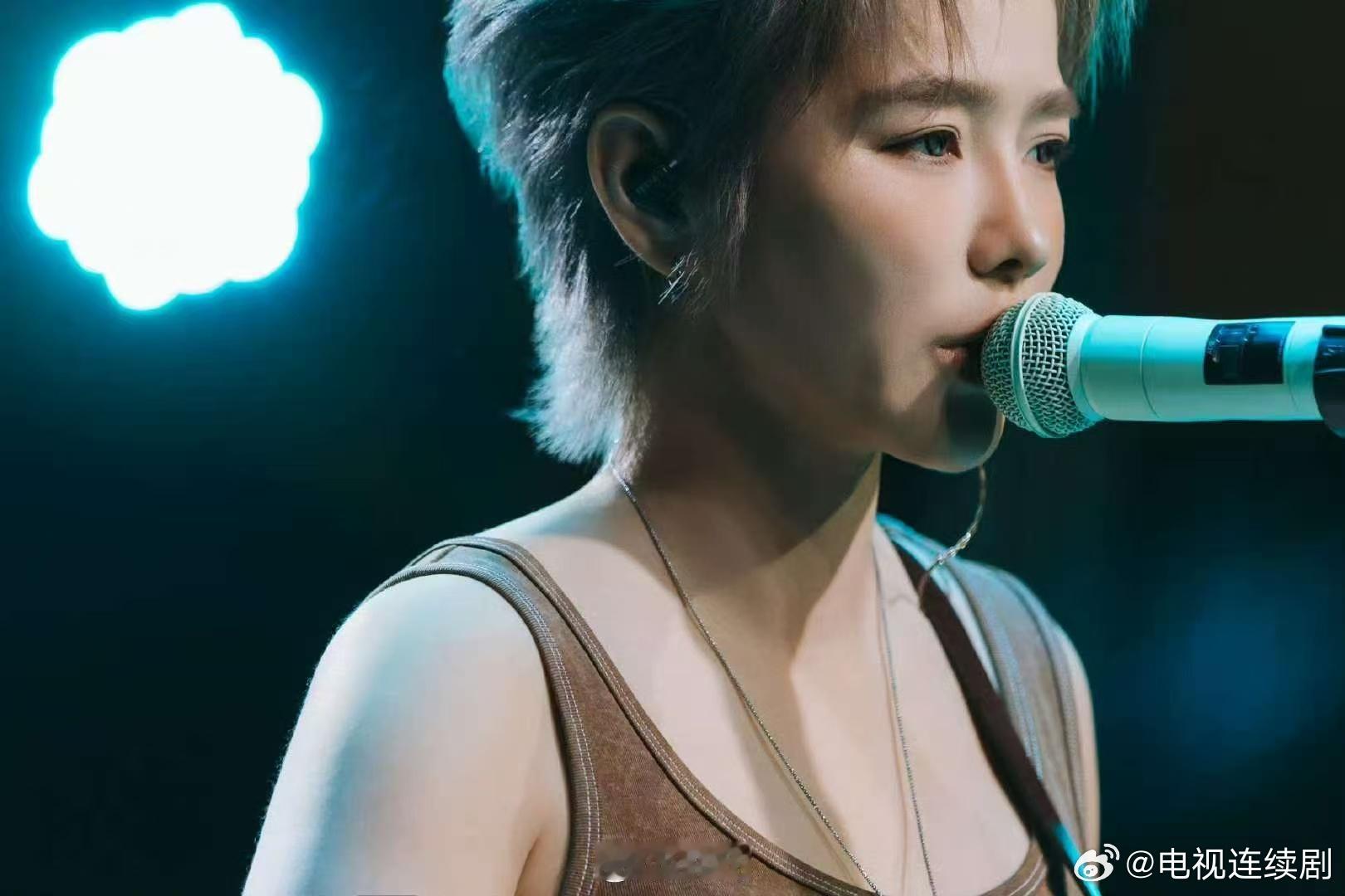 余秀华说要去许飞演唱会 被余秀华发微博这事儿震麻了！跑去许飞演唱会，背后是202