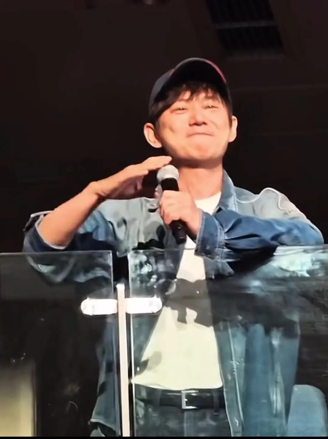 我的法。。。何炅在谢娜演唱会哭成这样了都。。。感觉不论谁和谢娜掉水里。。何炅都会