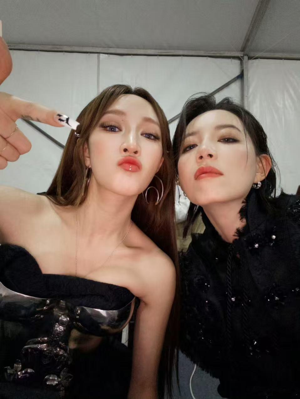 李斯丹妮孟佳浪姐三公帮唱乘风2026本季乘风舞台迎来重大调整，师姐帮唱提前至三公