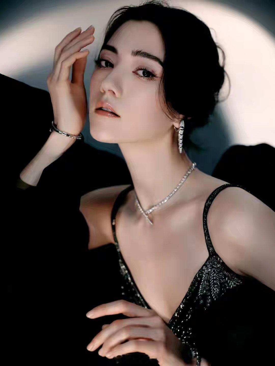 娜然身穿黑色流光礼服，贵气迷人闪闪发光，像黑色蝴蝶翩然飞起 