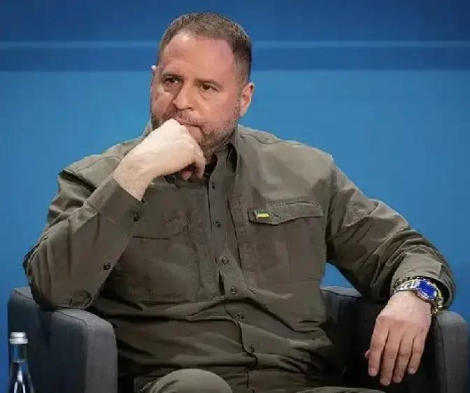 就在刚刚
 
乌克兰总统泽连斯基突然宣布了人事变动——据多方报道，他签署总统令，