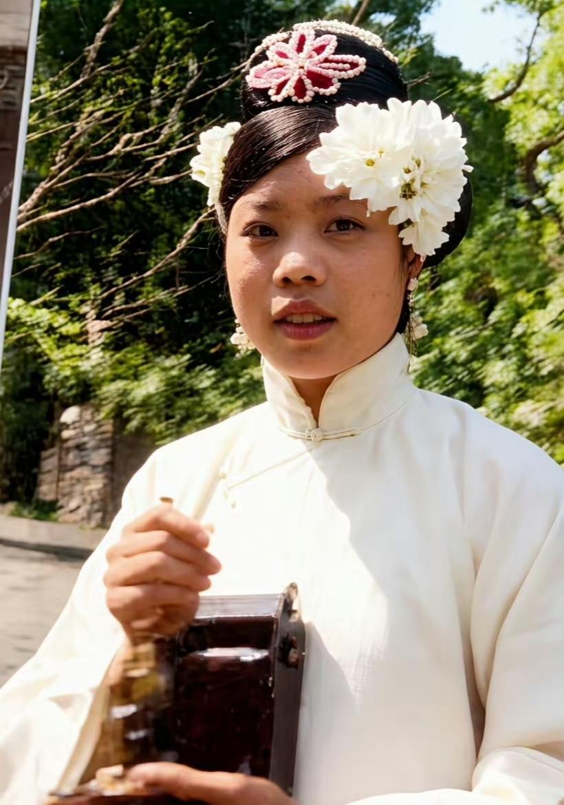 末代皇妃文绣，她是中国历史上唯一一个和皇帝离婚的女人，当时各地报纸争相报道，举国