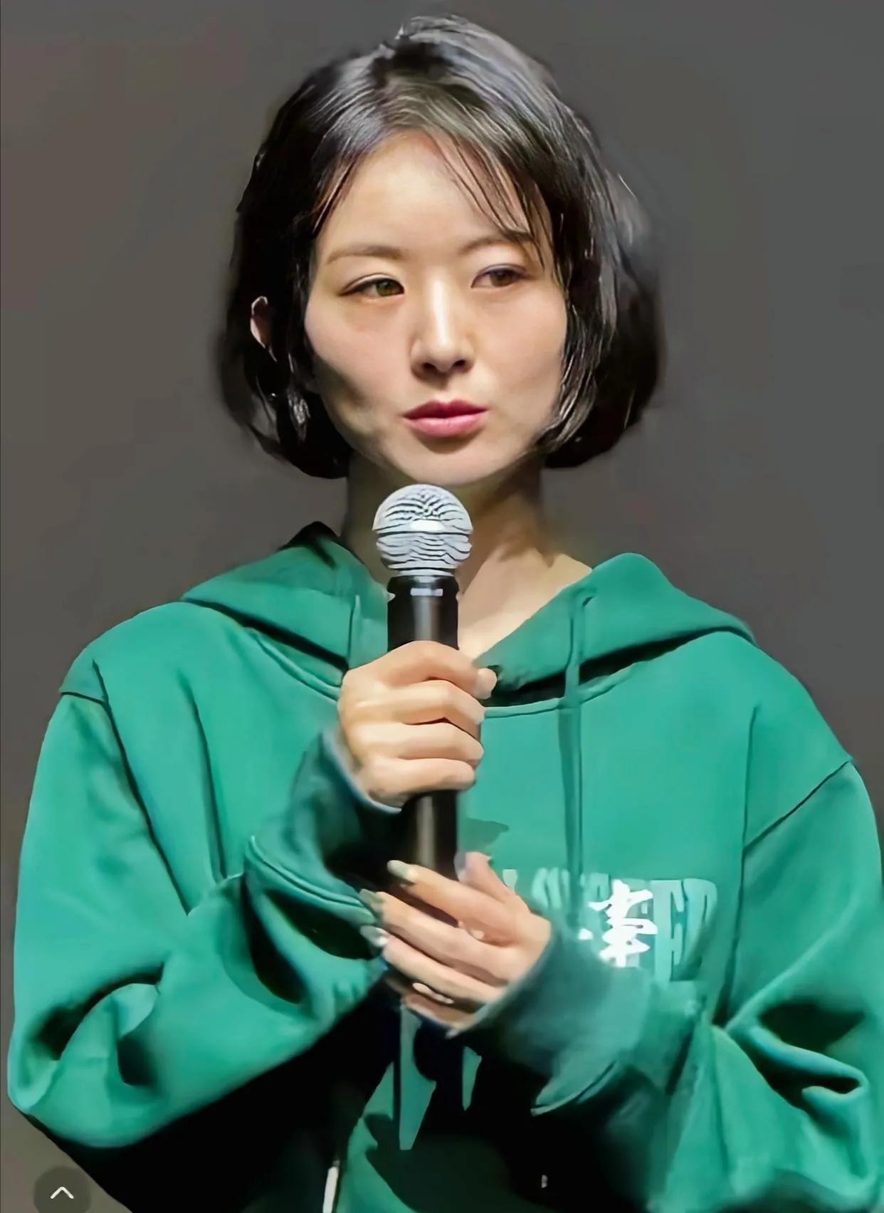 下面这是赵丽颖近期出席新剧发布会的图片。
图片中的赵丽颖留起了短发，但肉眼可见的
