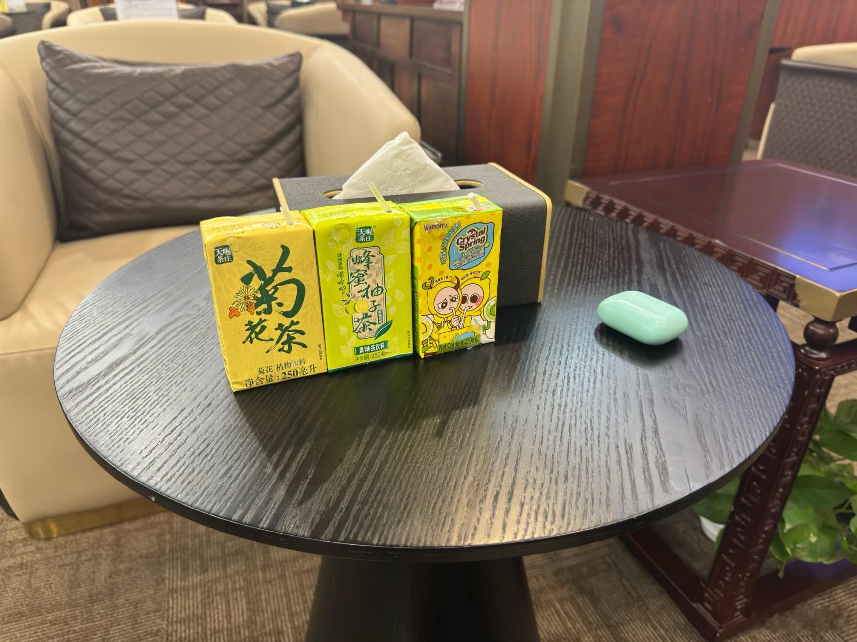 刚过安检准备上飞机，结果地勤小哥说：“先生，您的飞机正在换胎，预计延误半小时。”