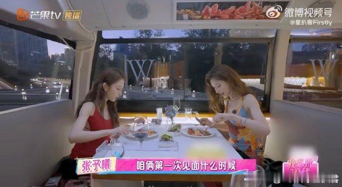 张予曦生活工作两种画风我家那闺女看张予曦工作拍戏超带感，眼神、动作都在线，生活里