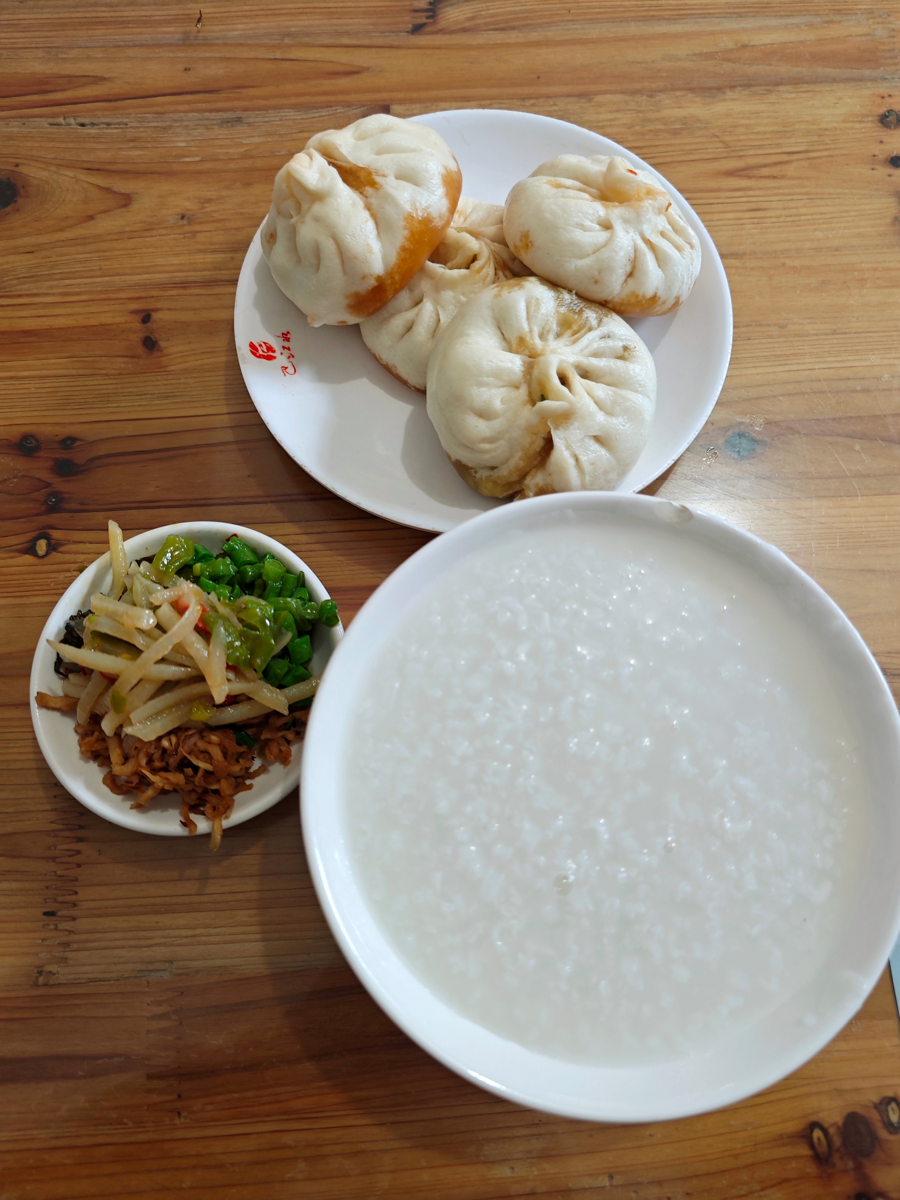 假期不用赶时间，却早早自然醒。晨光慢悠悠，早餐简简单单，几个包子一碗稀饭配小菜，