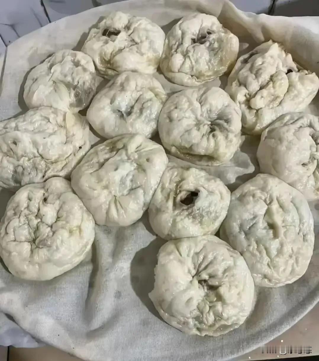 蒸了一锅包子，第一次做，没经验，有点难看，大家帮我看看能不能找出几条优点，老公回