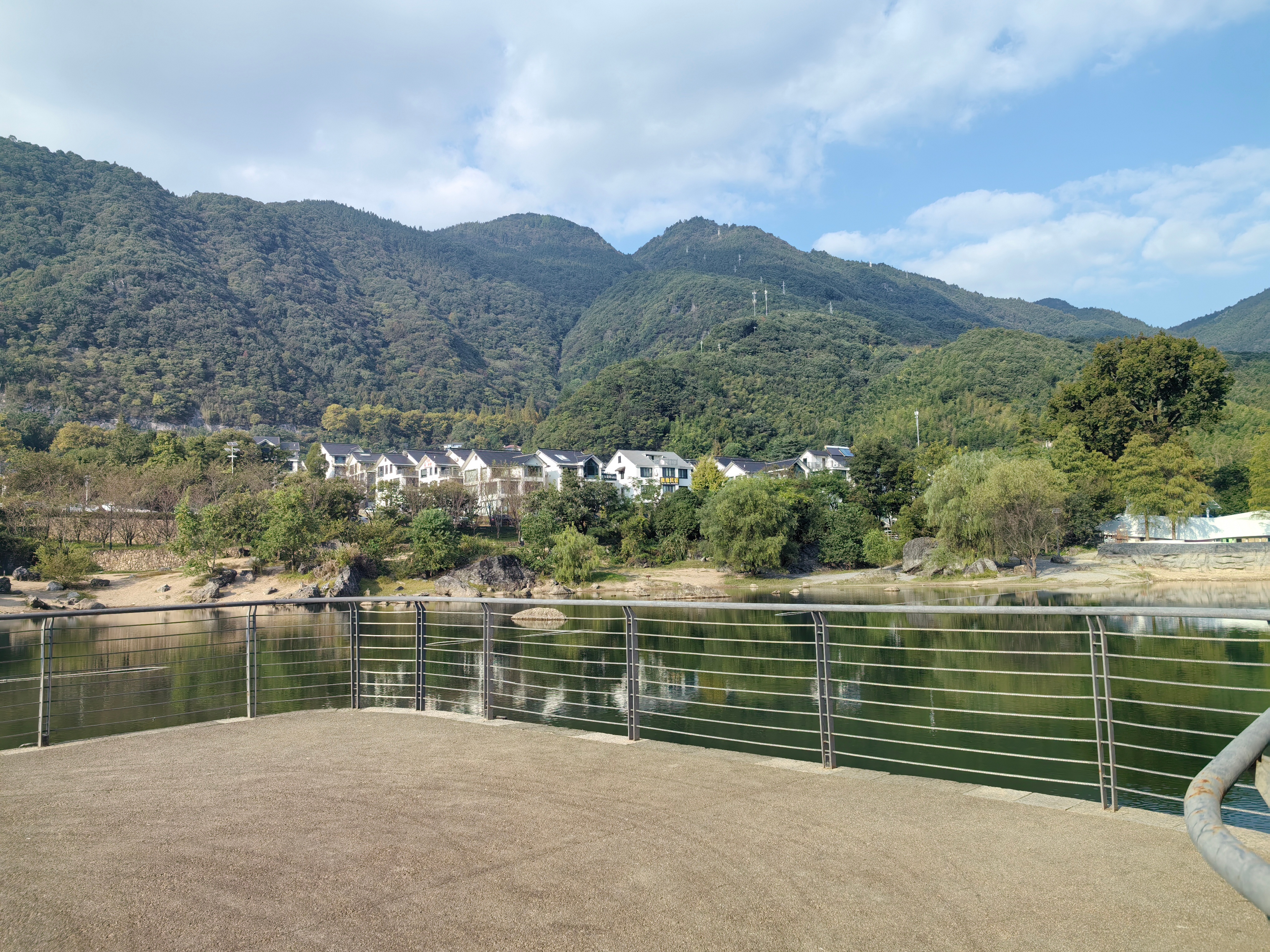 青橙扶持计划 浙江金华山鹿女湖，围着湖绕了一圈，山清水秀，养眼养心。[赞][赞]