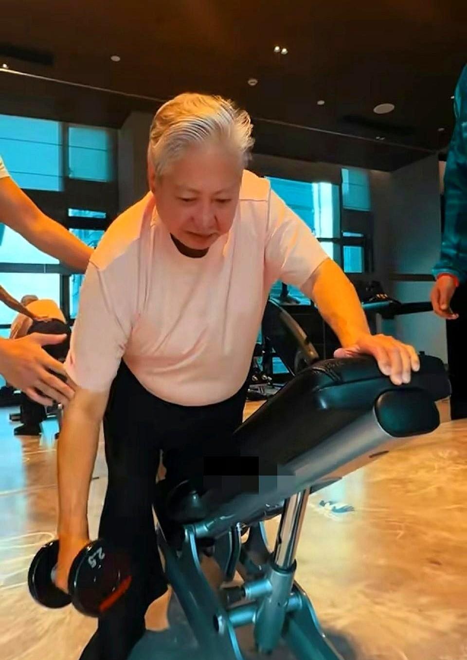 别再以为老了膝盖疼就得忍着。
洪金宝72岁，刚被人拍到小跑着过马路。
他三年前走