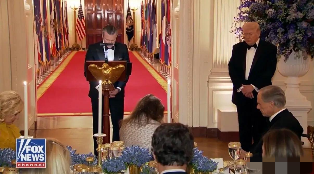 当地时间2月21日晚（北京时间今天），美国战争部长赫格塞斯在白宫州长晚宴上致餐前