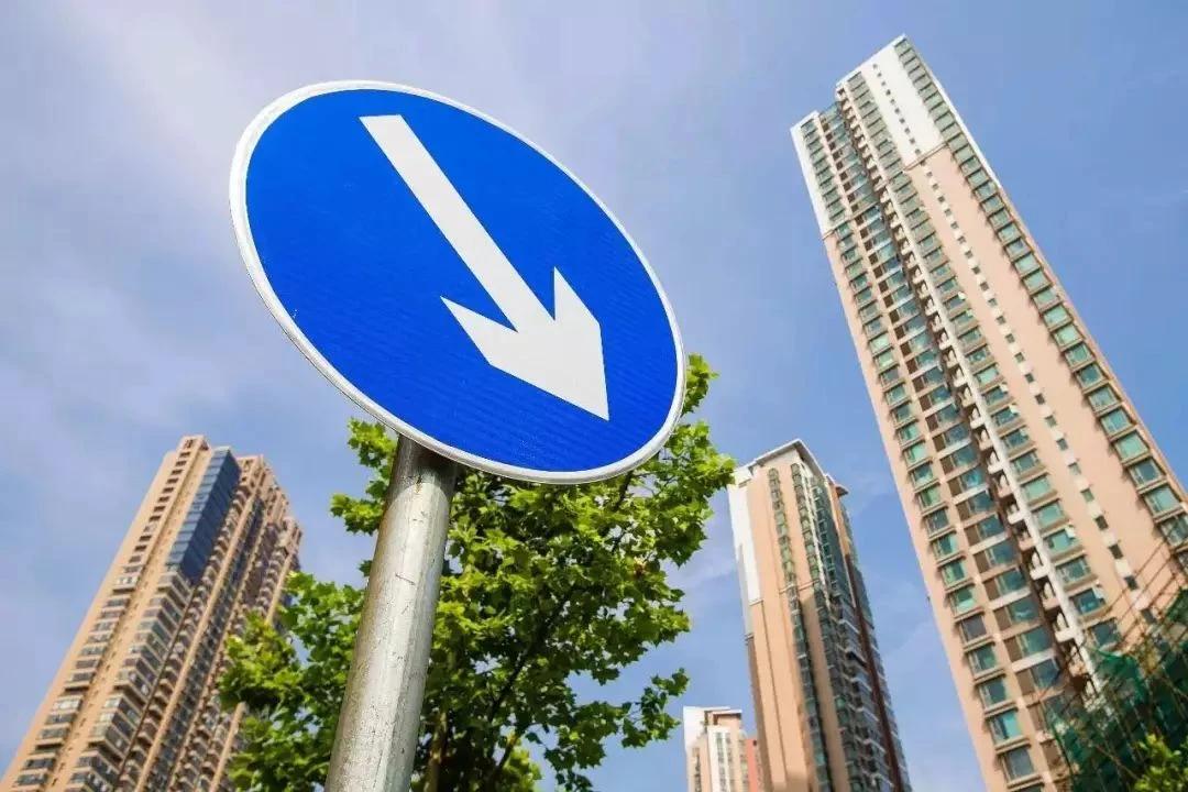 人大报告：预计2024年强于2023年，但要牢记“十次危机，九次地产”，要防止短