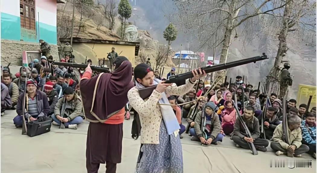 为渲染2026年备战氛围，印度陆军近期在克什米尔地区加紧训练乡村武装力量，其中还