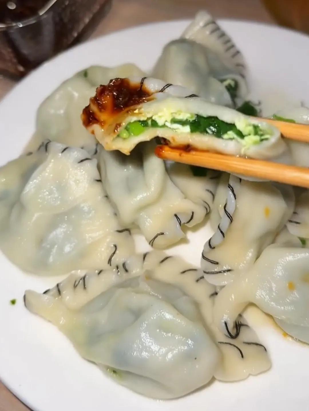 你肯定第一次见[捂脸]

怕饺子漏馅

用针线缝上

看这密密麻麻的黑线

你还