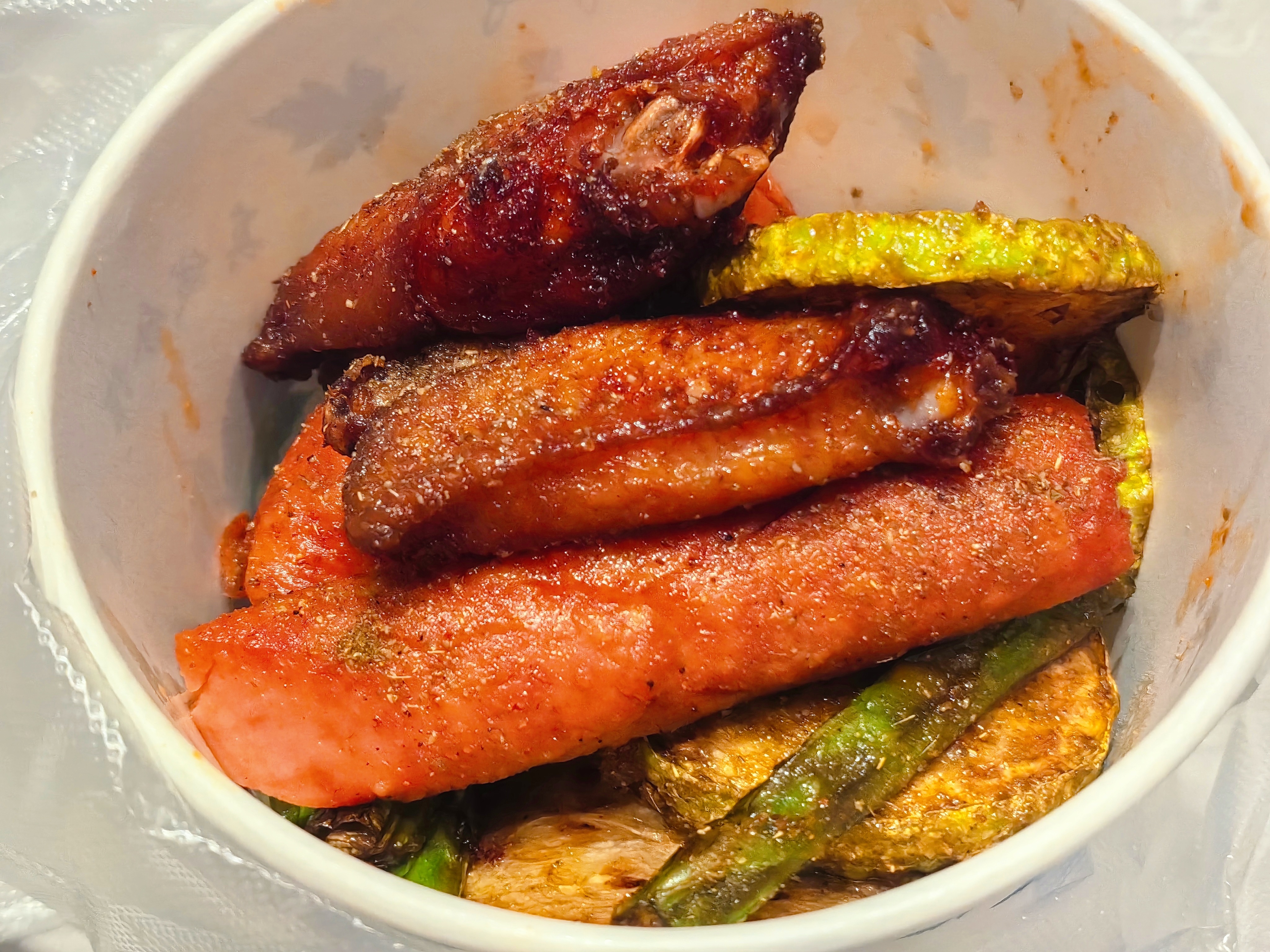 炸串的素菜我一般只会点土豆金针菇娃娃菜这些，第一次点豆角西葫芦，竟然意外的好吃(