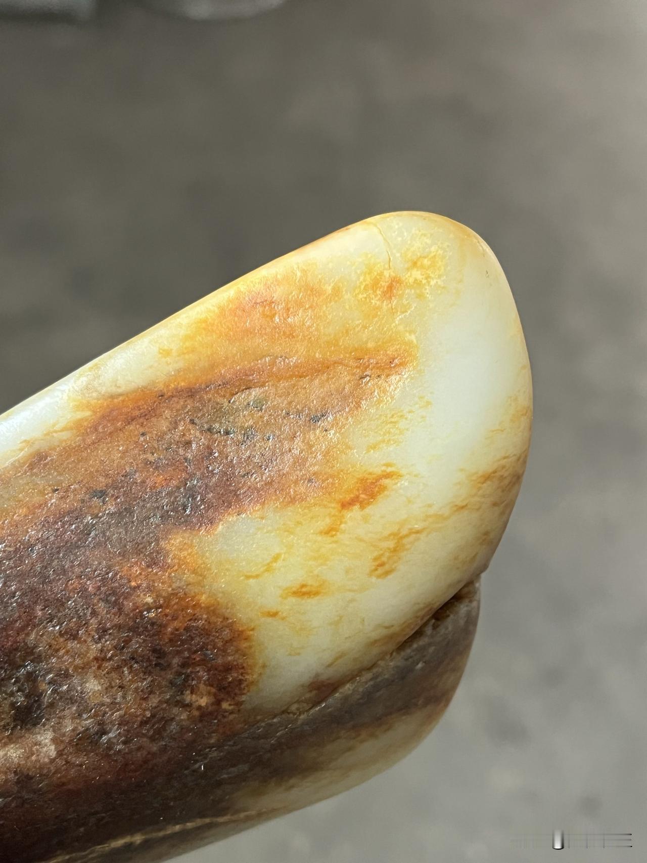 顶部一块非常好的红皮白肉细度还好切下来可以雕刻一个非常好的把件。可是下面都浪费了