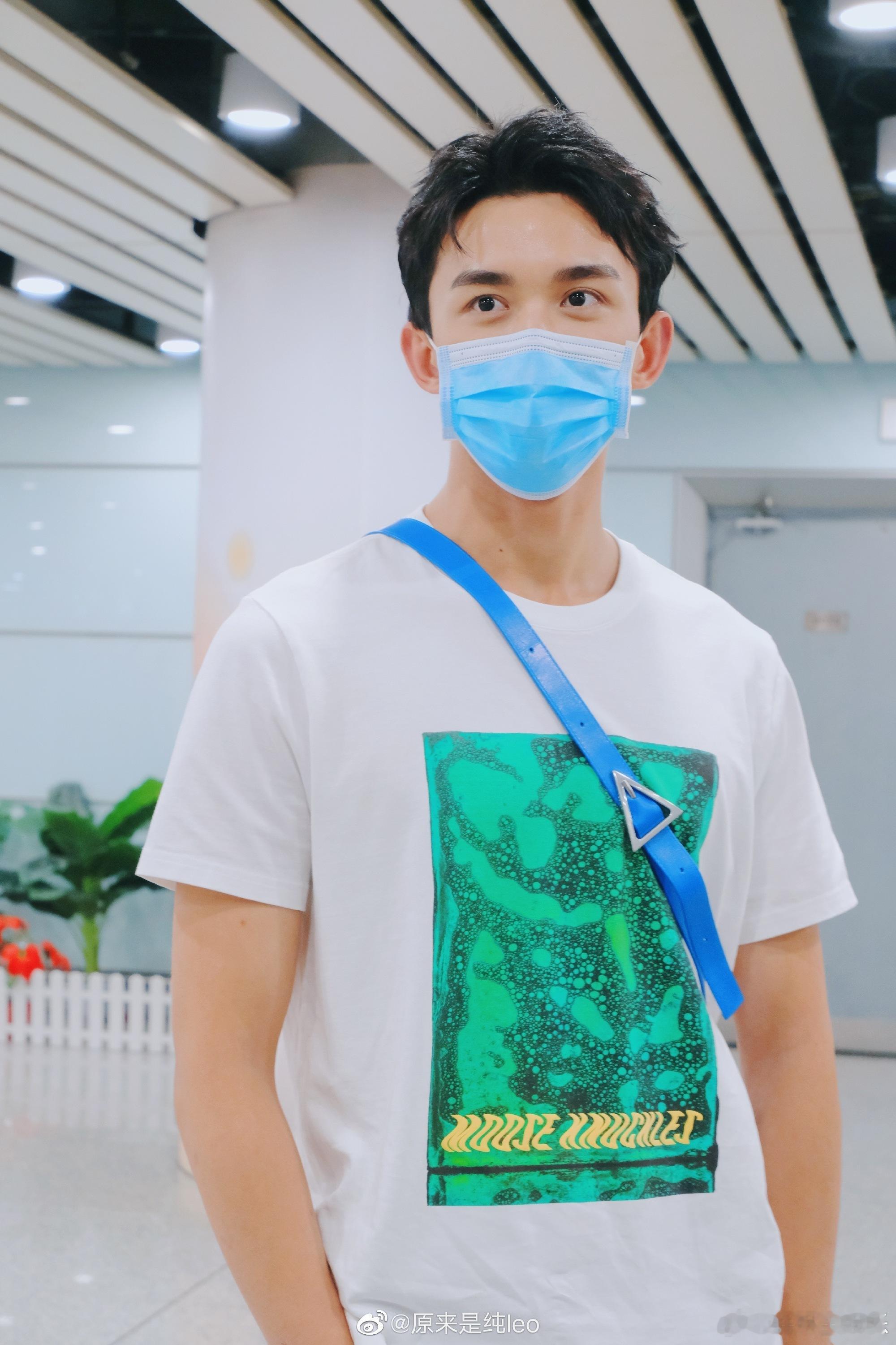 吴磊吴磊回应高温骑行被晒分层吴磊晒手臂分层照吴磊回应高温骑行谁还没看吴磊的手臂分