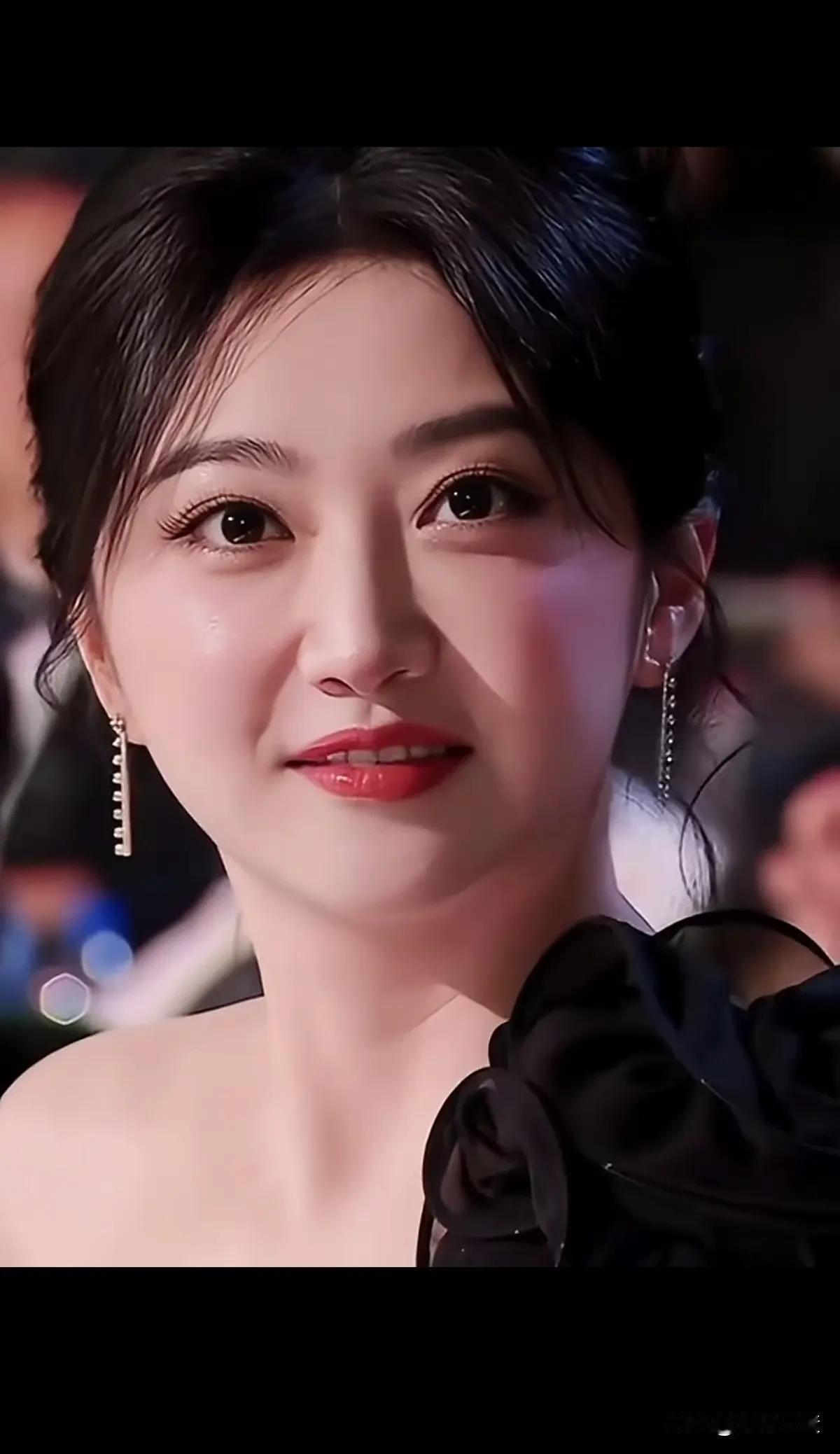 大眼细眉，面如满月，唇红齿白。
景甜这长相很中国，
让人看着舒服，确认过眼神，