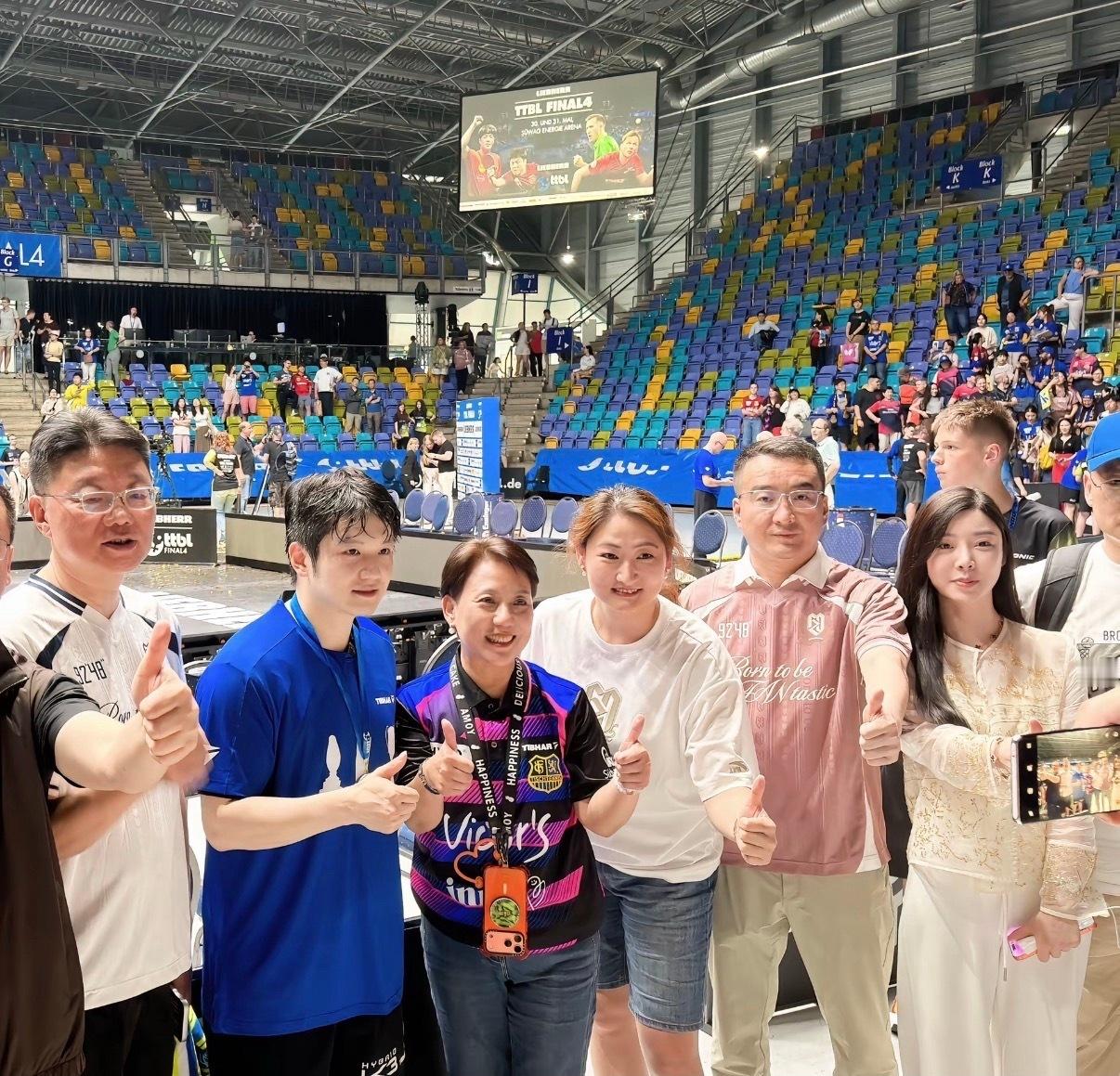 樊振东和三个冠军奖杯同框 🥛樊振东金典品牌代言人 疑似上海工作人员的互动物料 