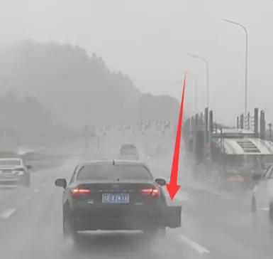 20多万的丰田亚洲龙也算是一台不便宜的中端轿车，但是偏偏这款车的车皮太薄了，动不