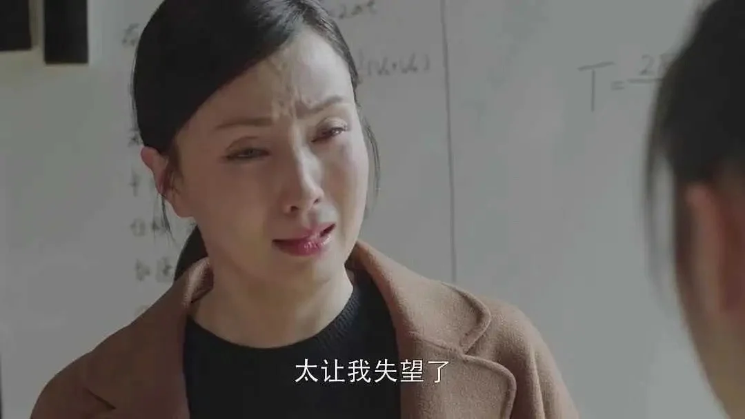 当母爱变成枷锁：共生关系绞杀。 在心理咨询室，一位母亲哭诉： “我每天...