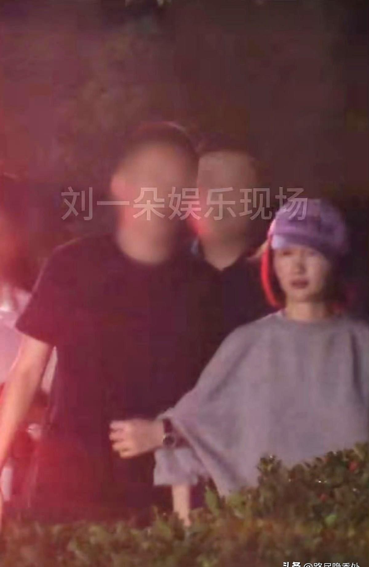 北京深夜的酒吧门口，周冬雨脸颊泛红，身子一歪，几乎站不稳，全靠身边一个男人架着胳