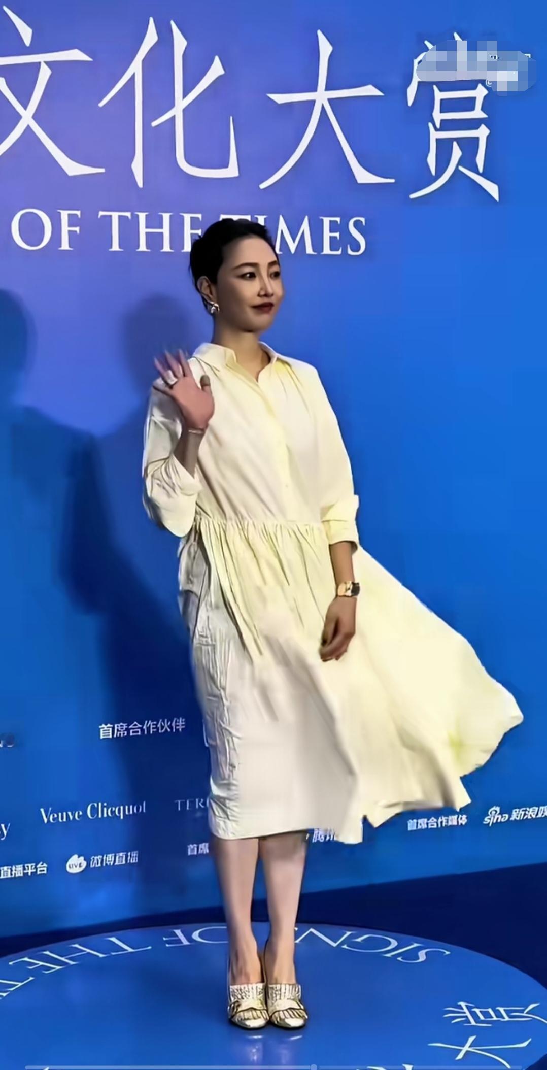 第一次见白百何穿这么正式的裙子。