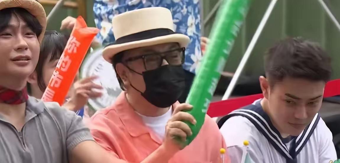 发现没有，
蔡康永的解释根本站不住脚，
不是说的话太少，
而是蒋万安的活动比沈黑