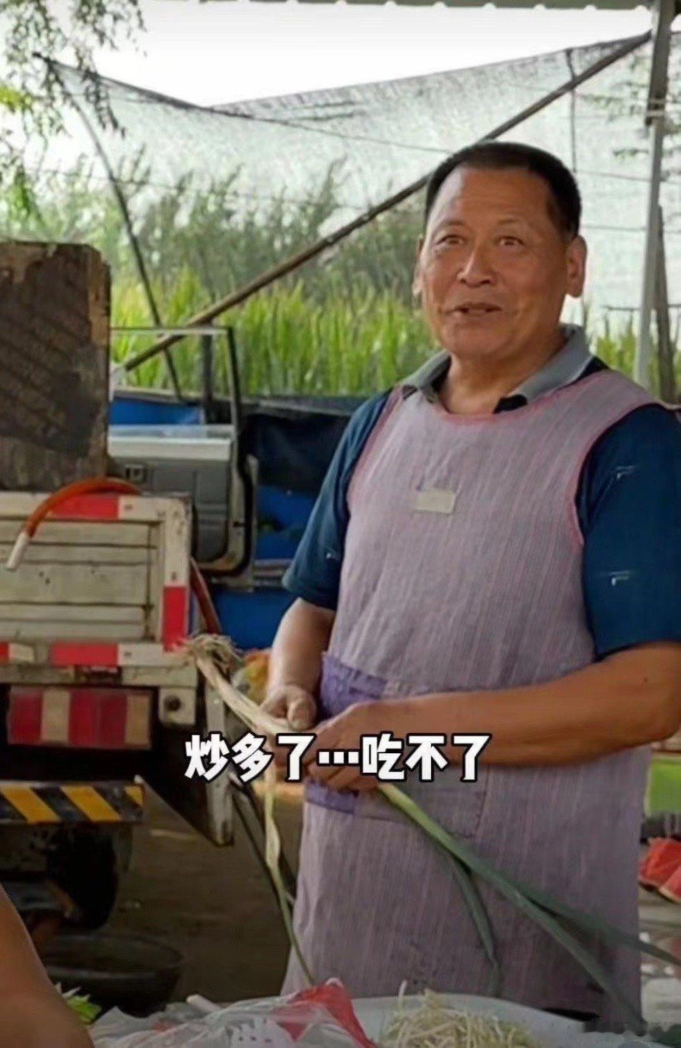 #他不想成为别人口中的2元炒菜哥# 摊位前围着的都是来趁热点拍照的，却没有一个是