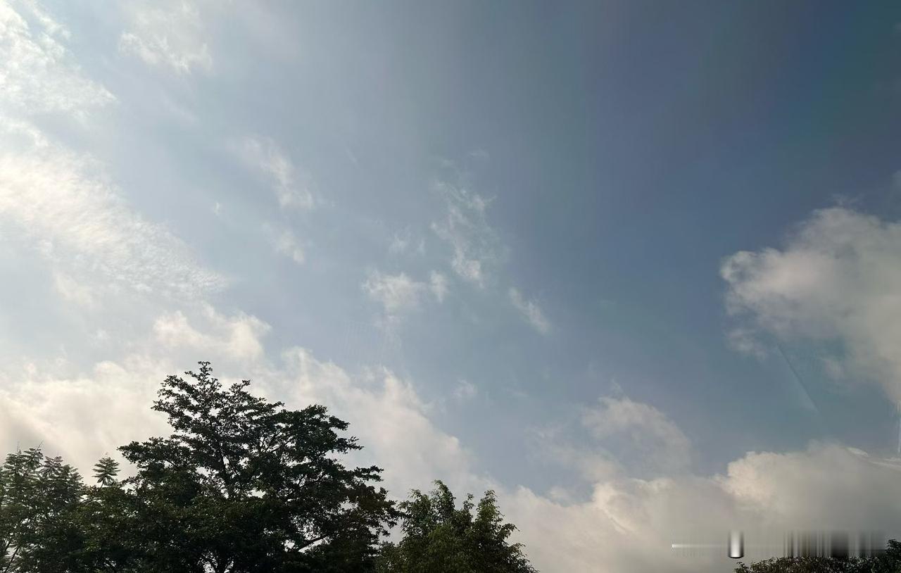 ❤️想挣钱的人，满世界找机会。不想挣钱的人，这也瞧不起，那也看不上，干这怕丢人，
